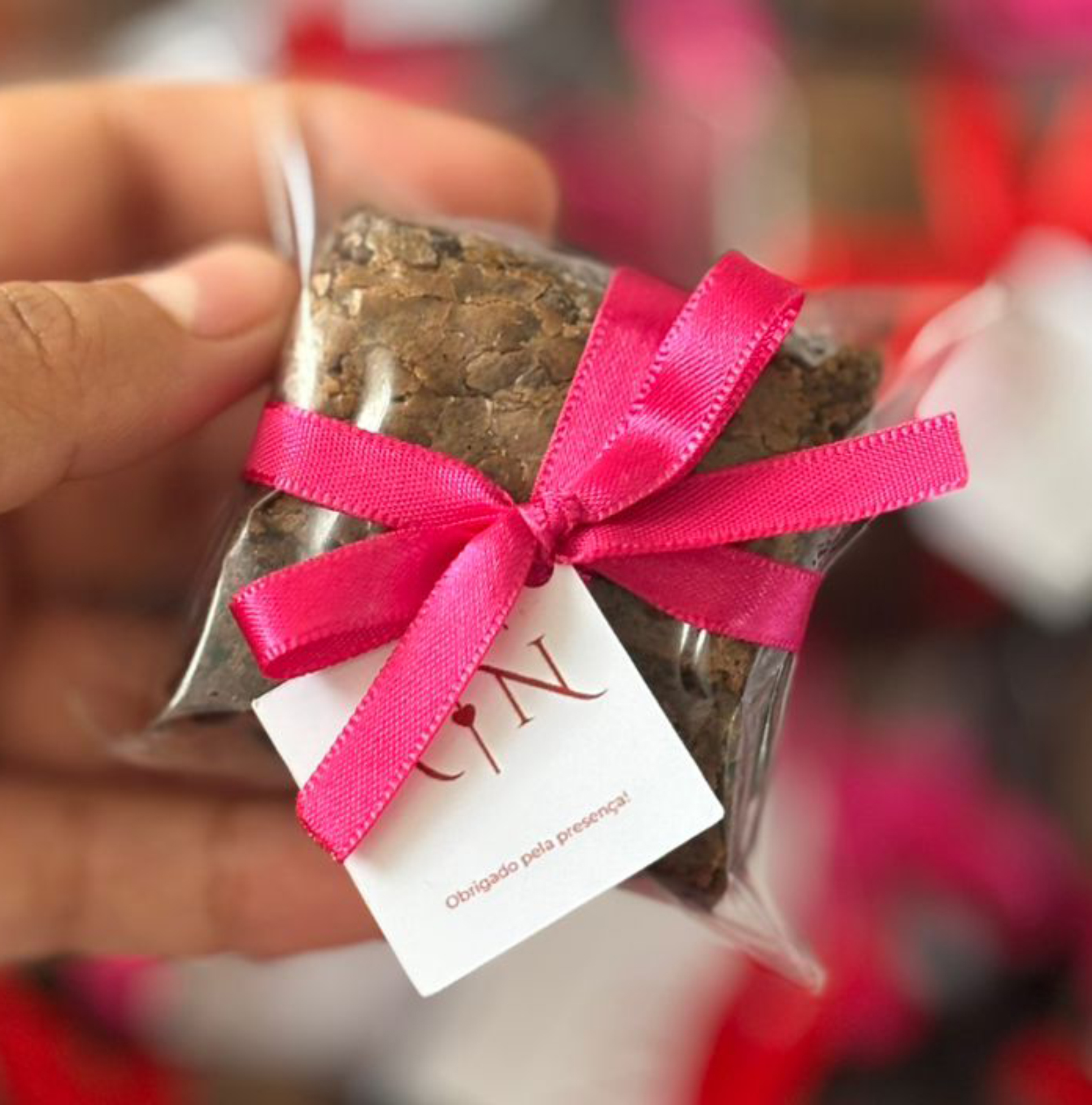 Lembrancinha com fita rosa